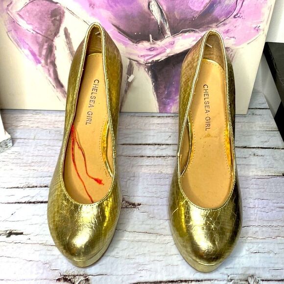 🌷 Chelsea Girl🌷 Gold Snakeskin Print Closed Toe Pumps Heels NWT - Picture 3 of 12